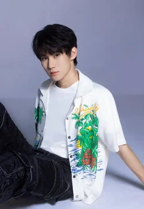 组图:张真源夏日清凉写真释出 干净白t薄荷色扑面而来_高清图集_新浪