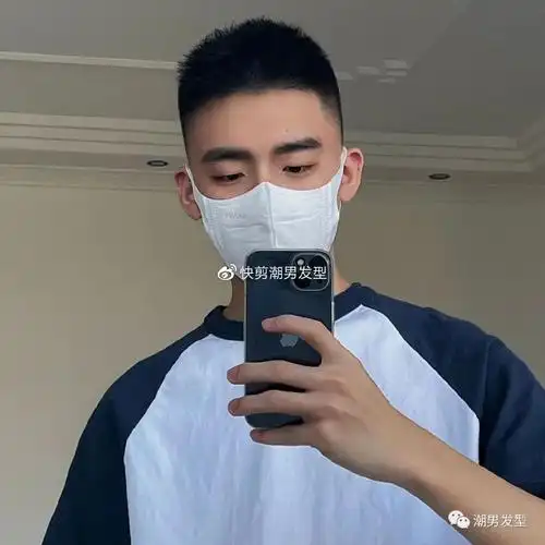 2,精简短发上梳刘海发型可以说是我们最常见的男生发型了,简单又有