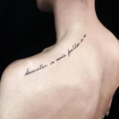 搞游戏开发的高先生后背肩胛英文字纹身图案