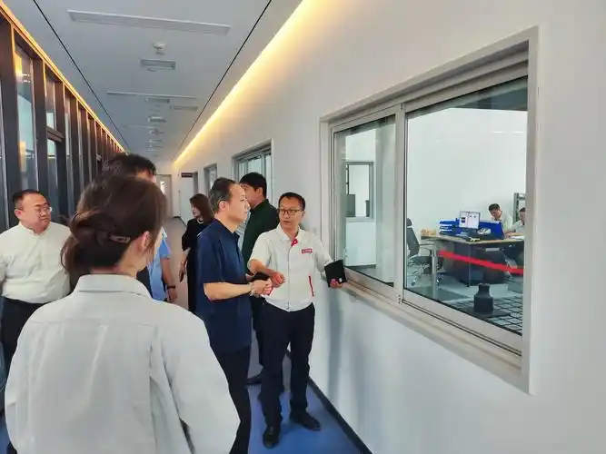 知产进企赋能发展_fororder_对接交流期间,参观立中集团实验室