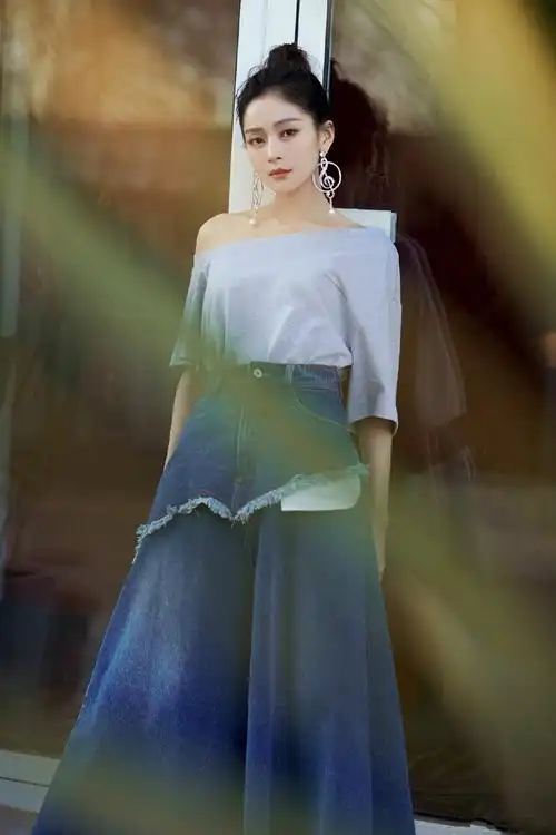 原创王媛可高调现身!穿针织衫配半身裙秀好身材,网友:太漂亮了