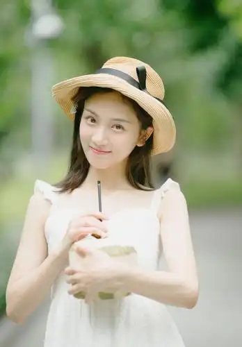 小清新气质美女吊带白裙性感迷人写真