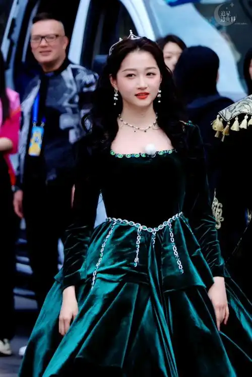组图:关晓彤《奔跑吧》绿丝绒公主裙路透 波浪卷发温柔优雅_高清图集
