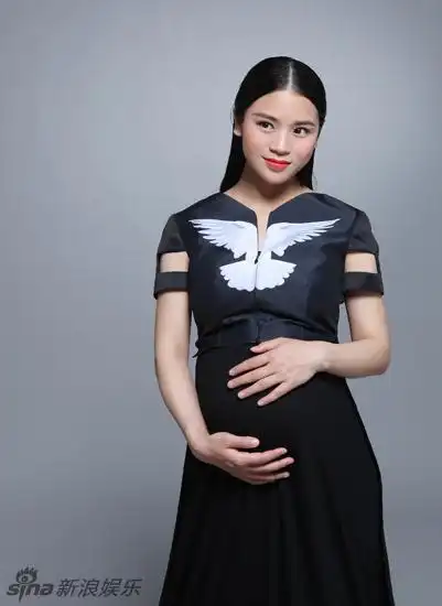 组图:黄英复古大肚写真 与老公甜蜜似穿越眷侣_高清图集_新浪网