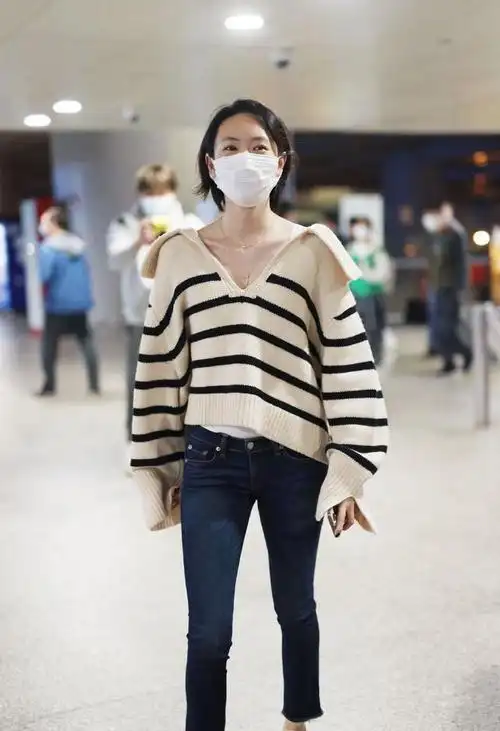 童瑶现身机场条纹针织衫搭配牛仔裤剪短发后更有气质了