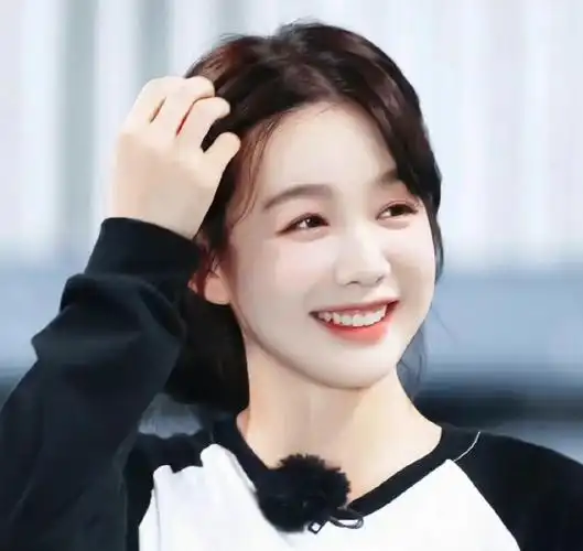 徐梦洁被疑整容?甜美笑容变僵硬,本尊回应:做了牙龈矫正天冷笑僵了