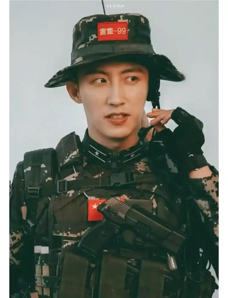 黄景瑜军装照,真是太有气质了