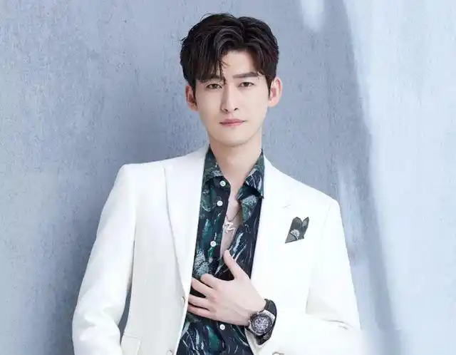 37岁张翰久违现身身材暴瘦重回颜值巅峰与徐璐搂腰贴头显亲密