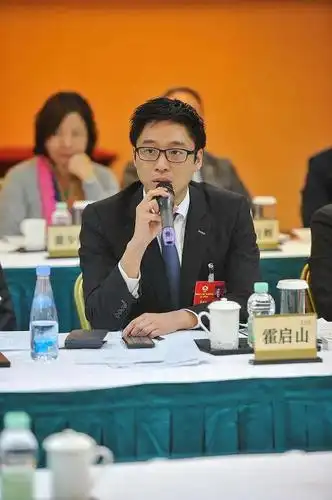 原来霍启山根本就不帅啊