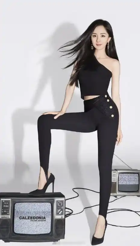 杨幂最新大片火了当她穿上10cm高跟鞋瞬间成娱乐圈第一腿精