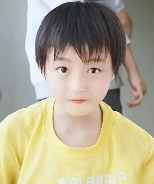 王俊凯童年时尚照曝光!