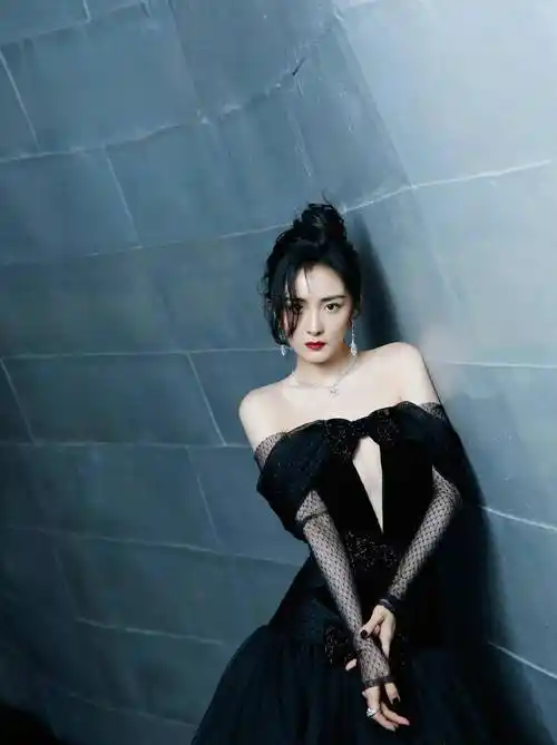 杨幂活动礼服秀腰秀腿大秀身材,美得有点过分了