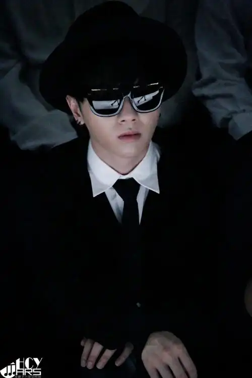 2014华晨宇2015上海时装周_高清图片大全-爱豆app