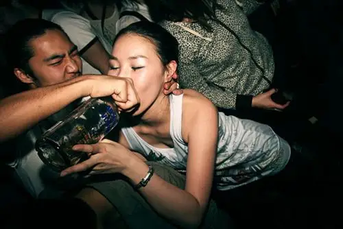 9 of 16  韩国首尔某夜店中所拍摄的露骨照片被爆,迅速在网络扩散传播