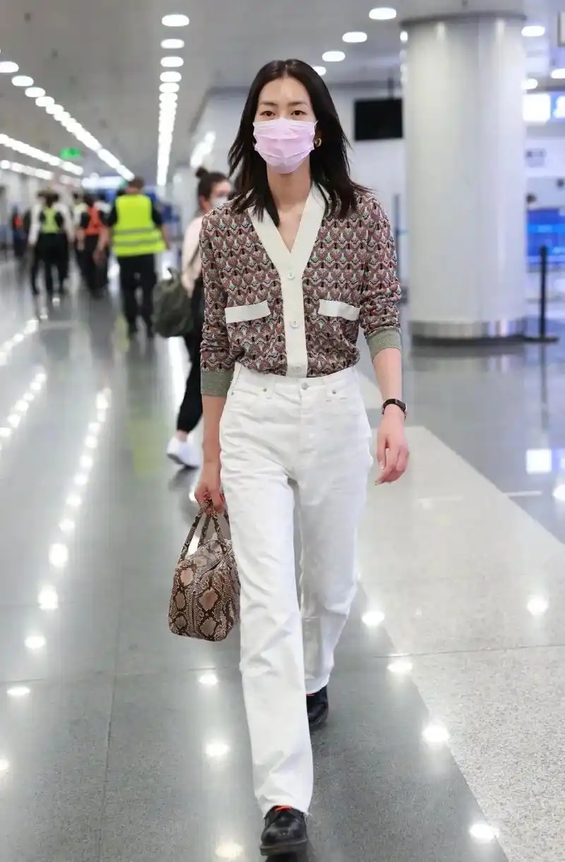 本期小目录:1,刘雯机场穿搭分析2,女明星2020年都喜欢哪些针织开衫?