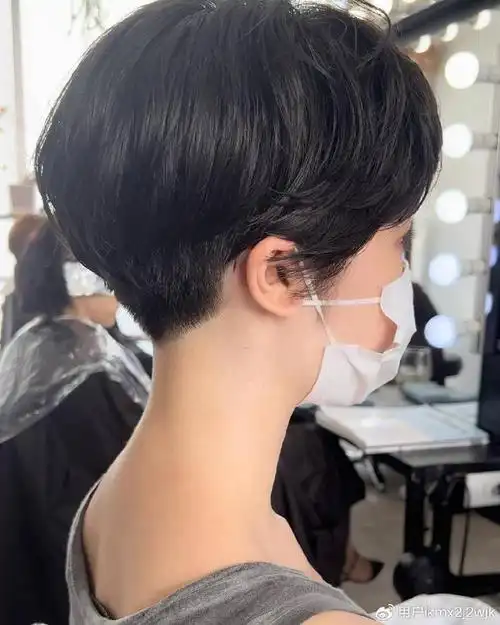 当下最火女发来了,两侧掏空推后脖短发,喜欢别错过|发型|短发|理发师