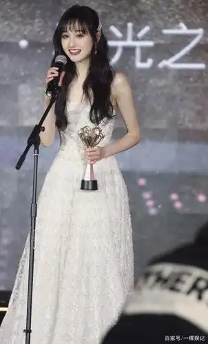 郑爽壁纸:白衣清纯,红衣惊艳,你喜欢哪种她?