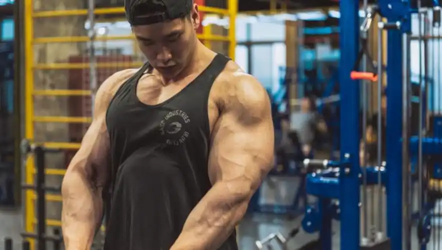 臂围52腿围77中国高富帅肌肉男碾压无数欧美巨无霸