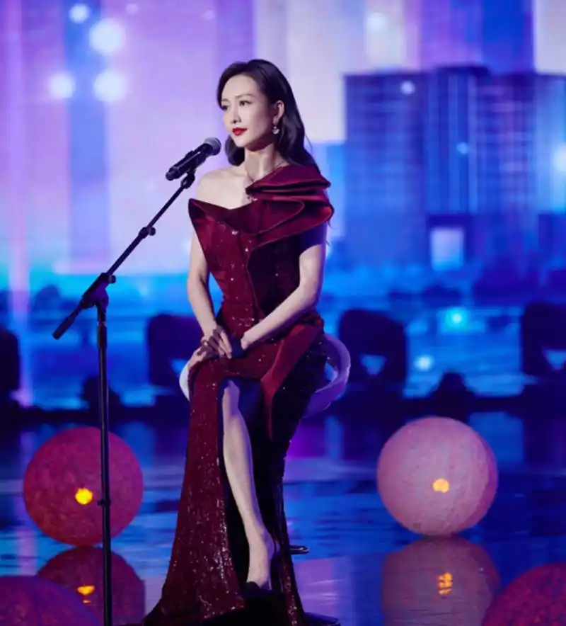 王鸥太适合熟女风,穿红色亮片高开叉裙美艳十足,性感身材好撩人