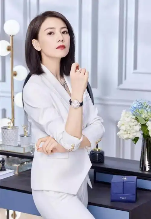 高圆圆一袭抹胸蓝裙大秀蝴蝶骨短发更有女人味