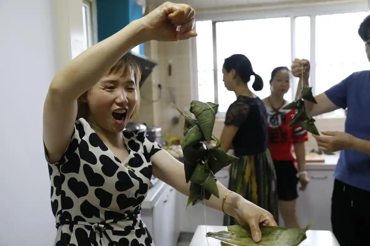 毛坦厂陪读妈妈包百个包子粽子,寓意"百分百包中"