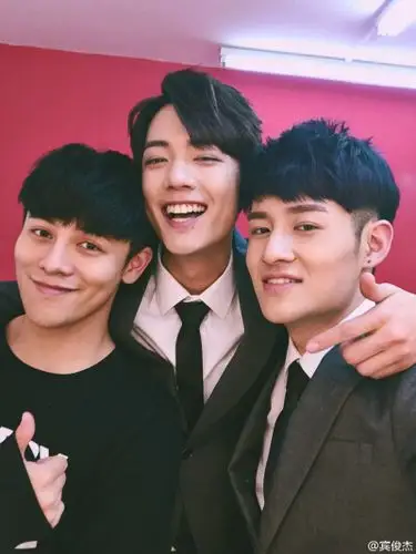 肖战 王一博合照