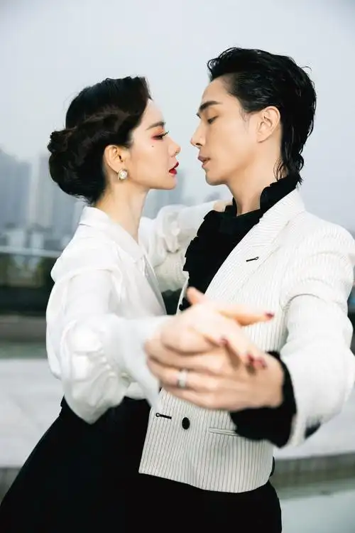 戚薇李承铉跨年同台合唱漠河舞厅现场超美真夫妻就是般配