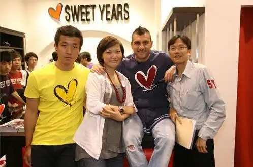 看到旁听席上的家人,王媞眼圈红了,而跟在后面的朱双双则一直都在哭泣