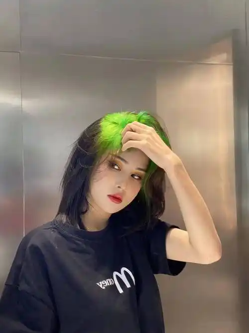 爆顶染感觉像漫画里的人物打破传统染发的想法但其实这种搭配很心机很