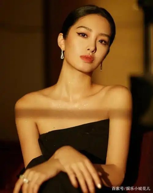 女明星太敢穿了,杨彩珏穿白色吊带裙露美背,身材丰腴超性感!