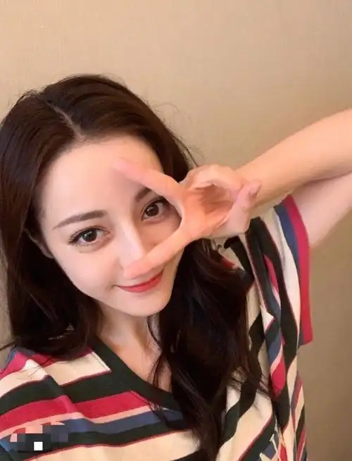 迪丽热巴走出被求婚阴霾,晒美照笑容满面,对镜比耶心情大好