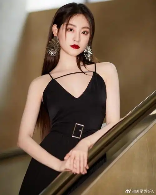 祝绪丹#长发披肩黑色吊带礼服秀出好身材,红唇撩人性感迷人哦!