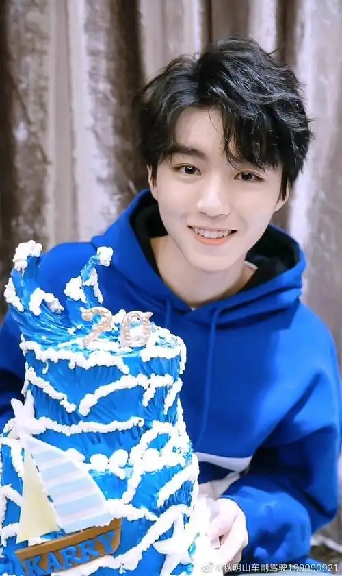 200405 王俊凯蓝色穿搭合集 好一个甜甜的崽