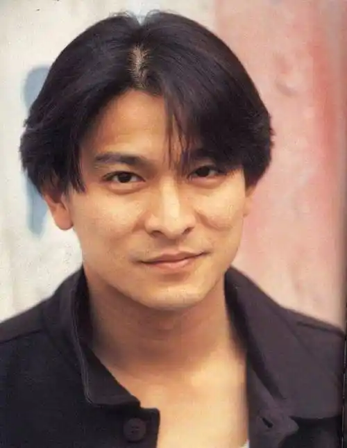 曾经年少爱追梦,一心只想往前飞的刘德华,珍贵旧照回顾