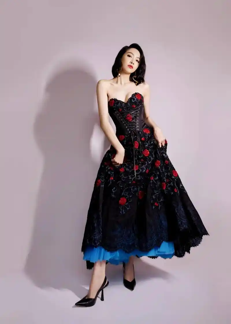 宋茜着黑色抹胸印花大摆裙,气质优雅,锁骨肩颈美如画, 风情万种韵悠长