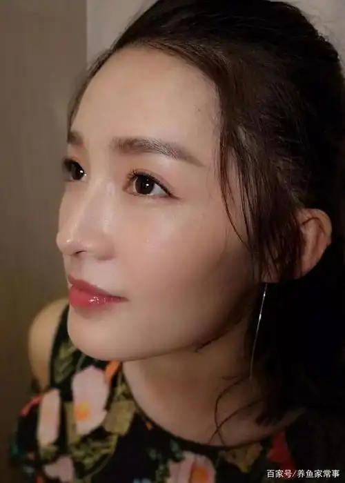 李沁离开10级滤镜,百万修图师无从下手,网友:这素颜谁顶得住?