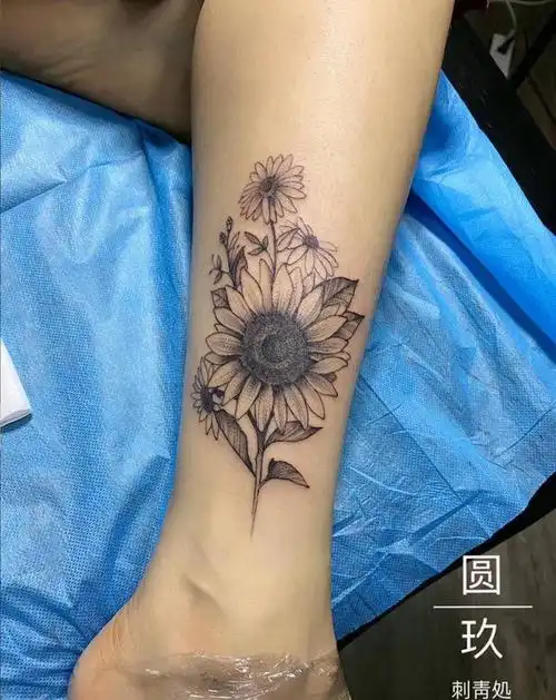 向日葵纹身图片_腿部点刺纹身图案