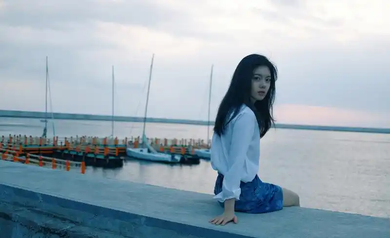 赵今麦海边冷调写真曝光 漫步沙滩享惬意海风__凤凰网