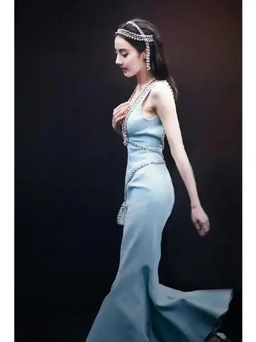 迪丽热巴天蓝色人鱼裙惊艳红毯,却因意外动作引网友热议!