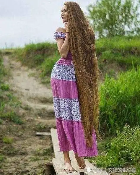 美女依靠"长发"养活自己,年收入甚至近百万,靠着超长秀发走红网络