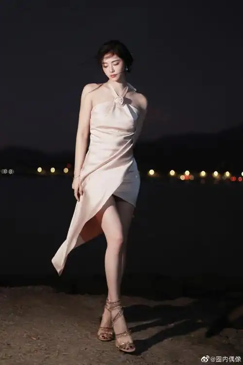 许佳琪江边大片