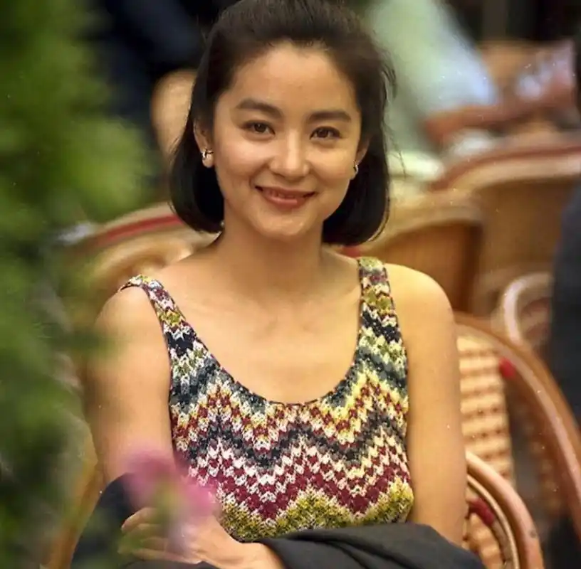 比如女神林青霞,她就拥有美人沟,也就是下巴处有一条线,让下巴看起来