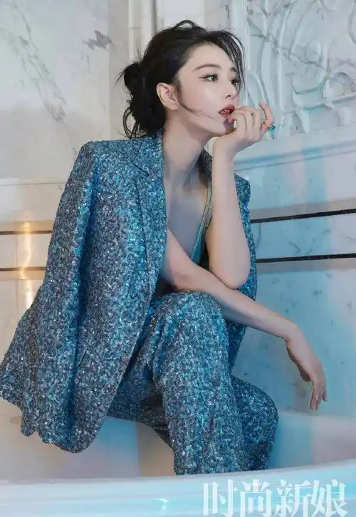 张馨予拍摄写真,穿内衣秀事业线,因身份被吐槽穿着太露不得体_何捷