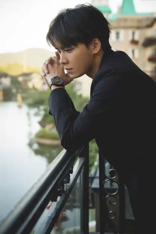 李易峰品牌活动造型出炉 优雅型男已上线