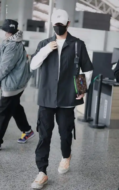 李汶翰今日机场出发饭拍更新,黑色衬衫和长袖叠穿增加层次感,橘色毛线