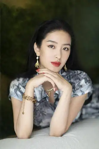 美女明星:杨采钰_举报