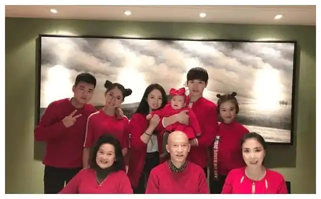 明星全家福:范冰冰妈妈颜值好高,王俊凯身后的男生有点帅