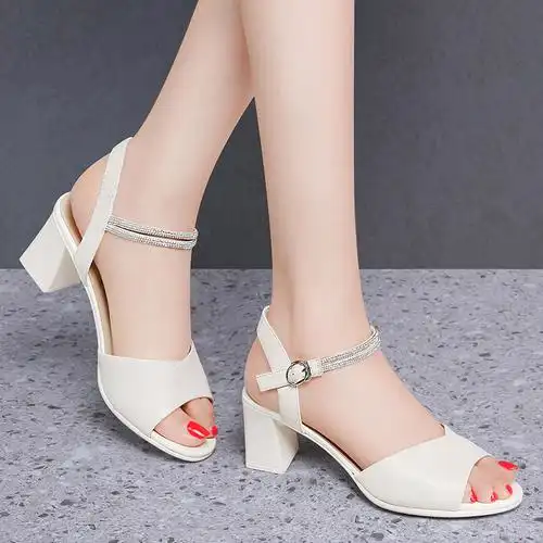 富贵鸟白色凉鞋女士真皮粗跟夏季2022新款女鞋外穿中跟高跟鞋5cm