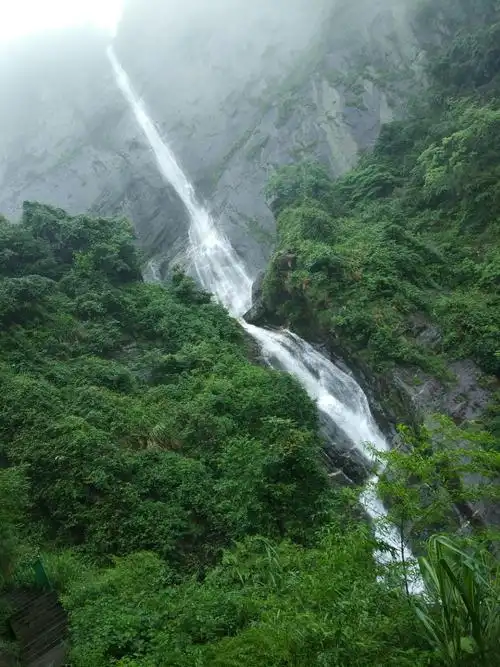 庐山瀑布就在秀峰,坐缆车上山,然后一路下山领略庐山瀑布美景,感受飞