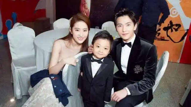 刘亦菲"一家三口"近照, 丈夫比宋承宪帅多了, 怀孕谣言不攻自破